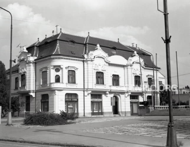 Bývalá Hospodárska banka - v súčasnosti Knižnica Juraja Fándlyho.