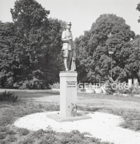 Statue of Milan Rastislav Stefanik (author Jan Koniarek).