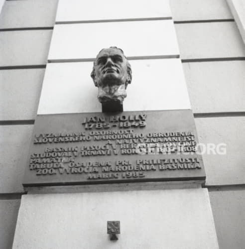 Ján Hollý - busta s pamätnou tabuľou na budove Generálneho Seminára (Rubrorum).