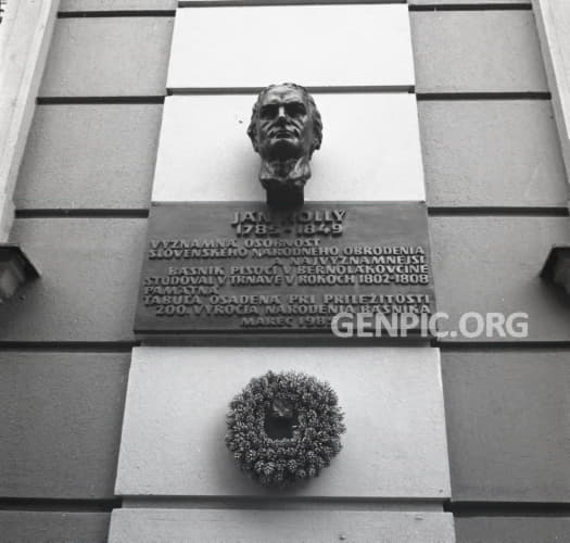 Ján Hollý - busta s pamätnou tabuľou na budove Generálneho Seminára (Rubrorum).