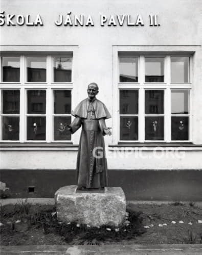 Sv. Ján Pavol II. - socha pred základnou školou.