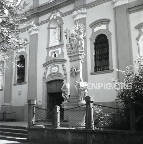 Súsošie Najsvätejšia Trojica (Trojičný stĺp) pred Kostolom svätého Štefana Uhorského.