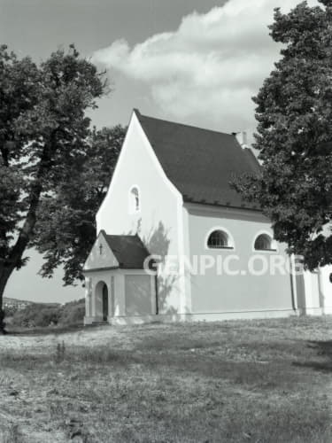Kaplnka Nanebovzatia Panny Márie (Pustý kostolík) z roku 1459 - pútnické miesto.