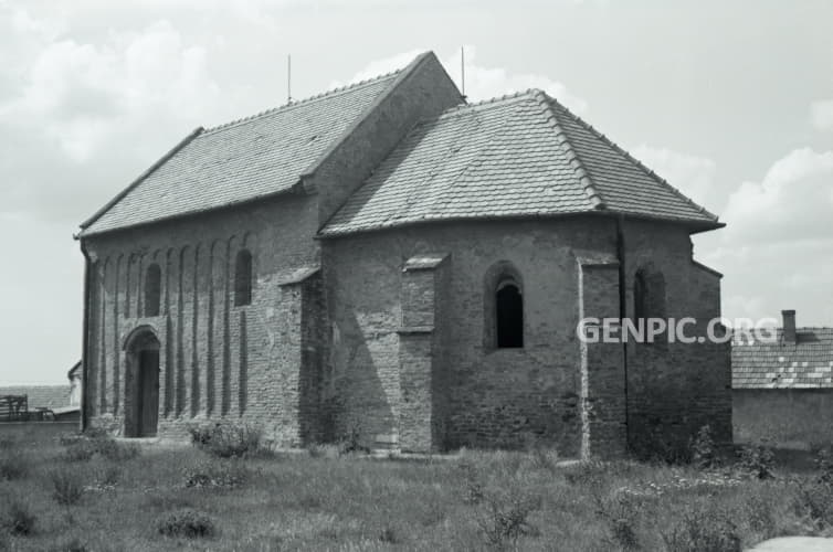 Rímskokatolícky kostol Narodenia Panny Márie (románska stavba).