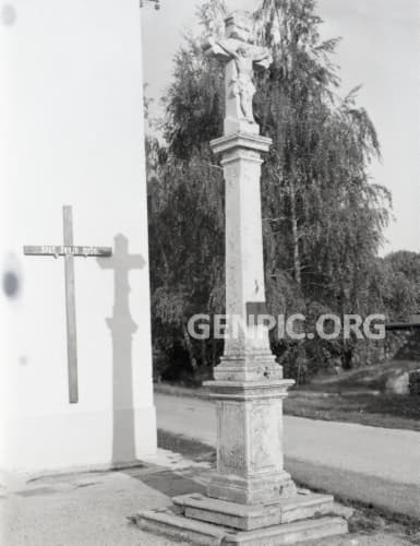 Kríž pred rímskokatolíckym farským kostolom svätej. Kataríny.