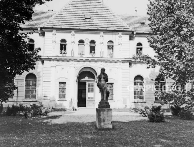 Socha Úroda - v pozadí Balneologické múzeum Imricha Wintera (Kúpeľná dvorana).