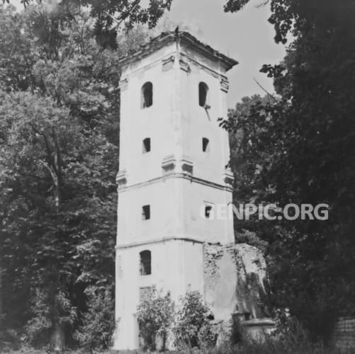 Botanical Park - Ruins (tower) of the old church.