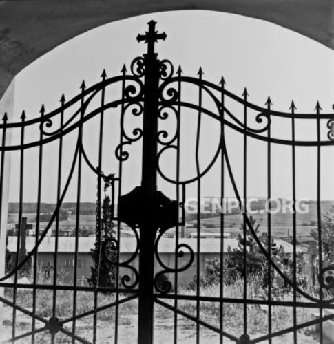 Vstupná brána na cintorín v mestskej časti Mást.