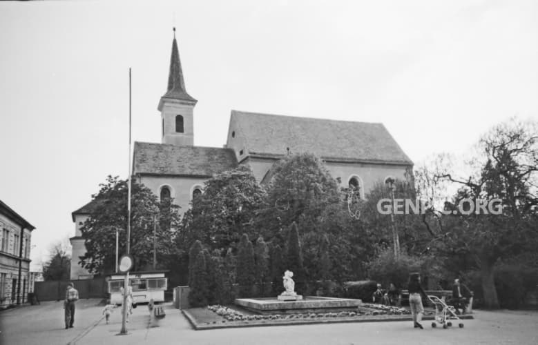 Námestie - Františkánsky kostol a kláštor.